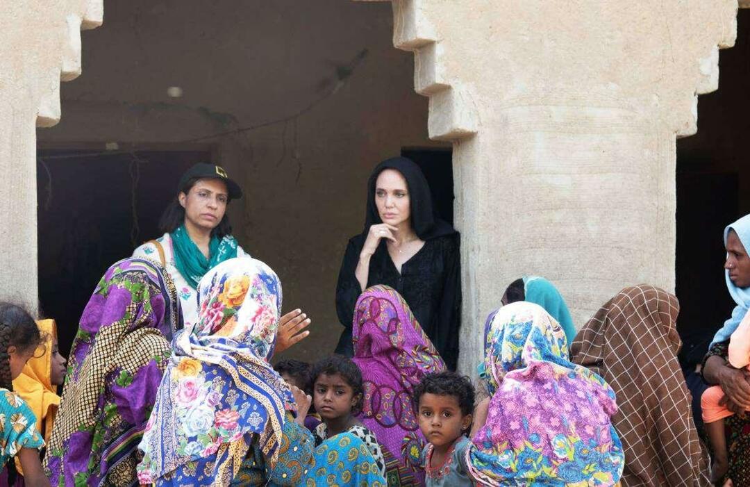 Angelina Jolie mengimbau komunitas internasional untuk membantu Pakistan.