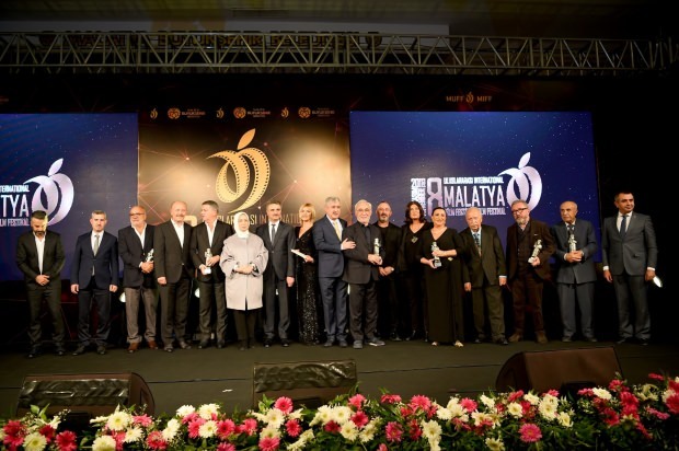 Şener Şen menerima 'Penghargaan Kehormatan' dari tangan Cem Yılmaz