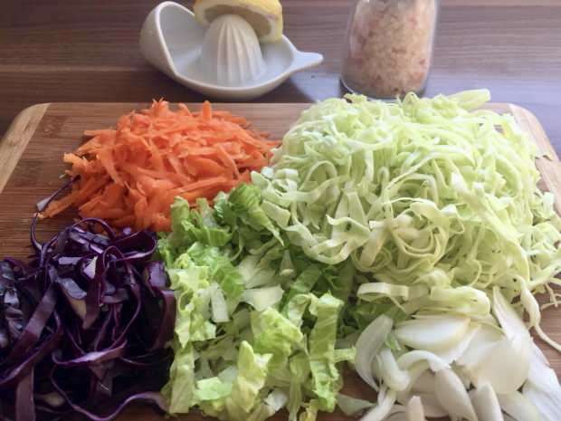 Bagaimana cara membuat salad kol Coleslaw yang praktis?