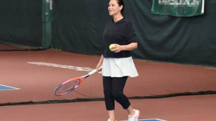 Hülya Avşar bermain tenis di rumahnya!
