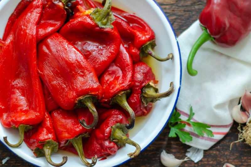 Bagaimana cara mengupas paprika panggang dengan mudah? Cara termudah mengupas paprika panggang