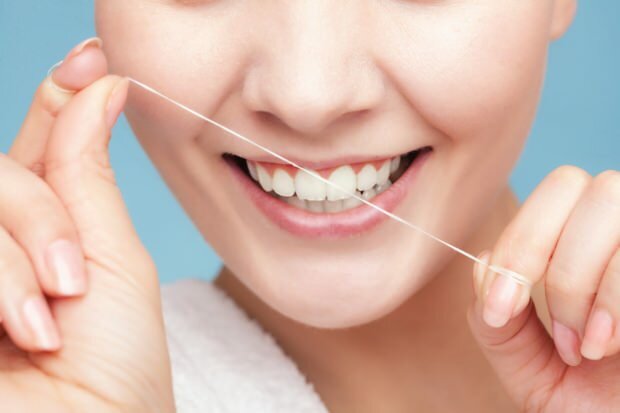 Disarankan untuk menggunakan benang gigi untuk menghilangkan residu di antara gigi.