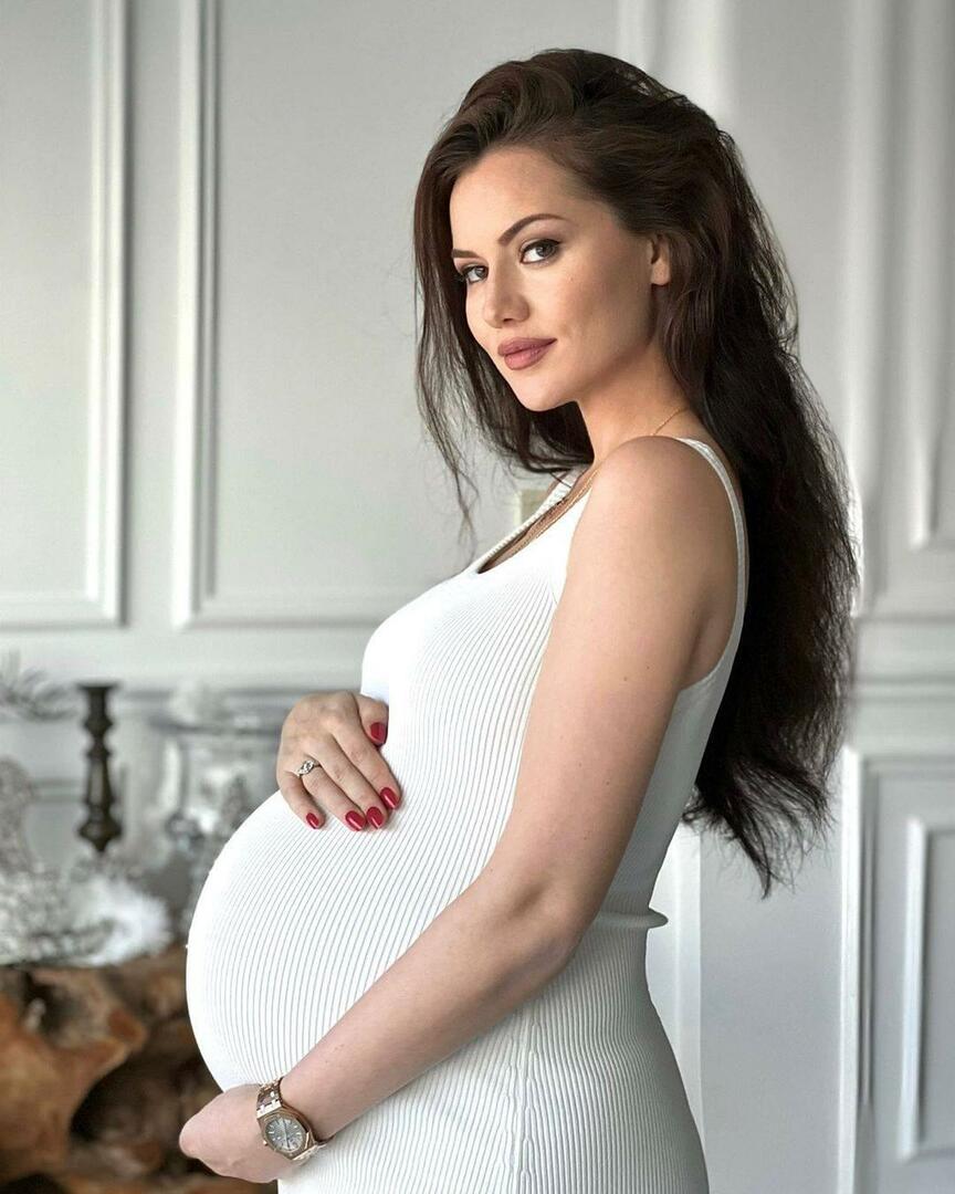 Fahriye Evcen menjadi ibu untuk kedua kalinya