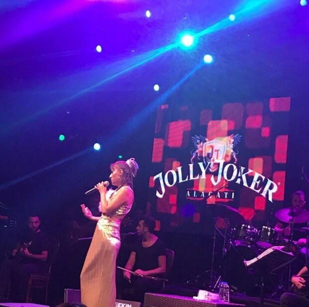 Yıldız Tilbe membuat akun di konser!