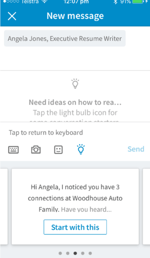 Aplikasi seluler LinkedIn menyediakan pembuka percakapan berdasarkan koneksi yang ingin Anda kirimi pesan.
