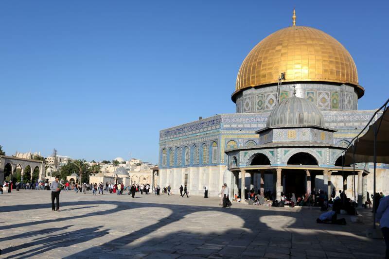 Masjid al-Aqsa disiapkan untuk Ramadhan dengan kerja sukarela dari ratusan warga Palestina