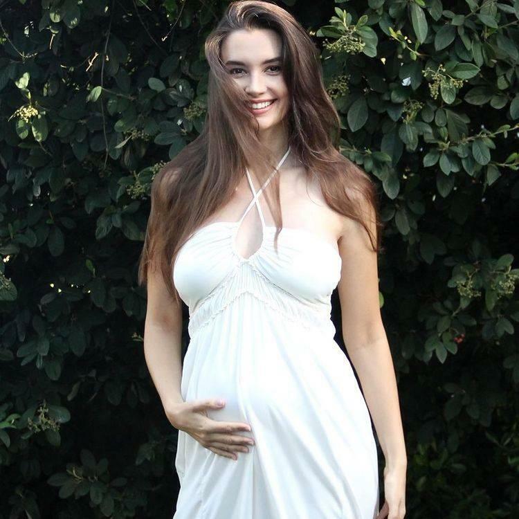  Leyla Lydia Tuğutlu berpose hamil