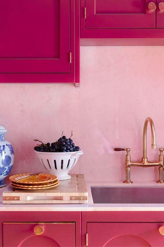 Dekorasi dapur dengan warna Viva Magenta