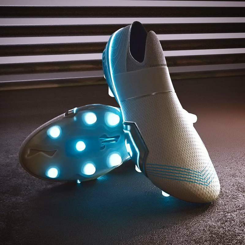 Sepatu 'Tesla' dari desainer Nike dan Adidas