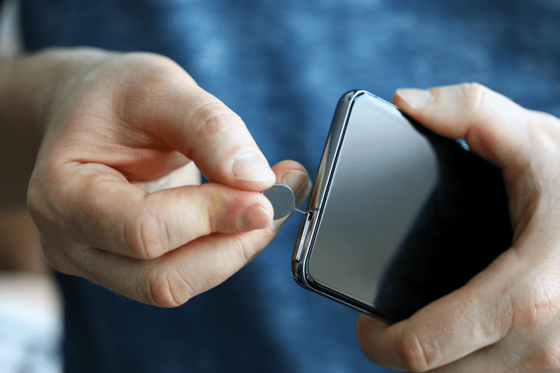 Mengeluarkan kartu SIM di smartphone Android