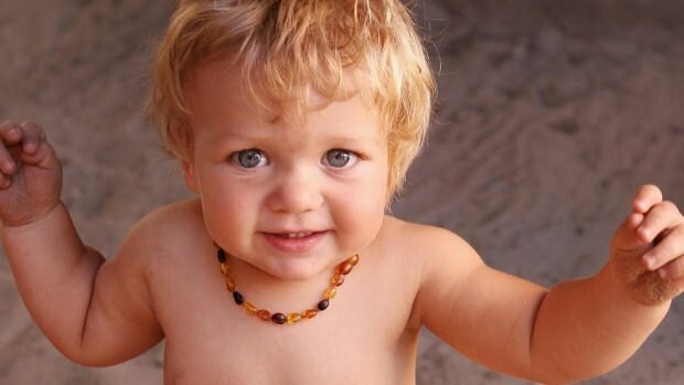 Manfaat kalung kuning untuk bayi
