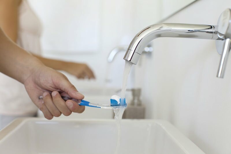 Mematikan air saat menggosok gigi
