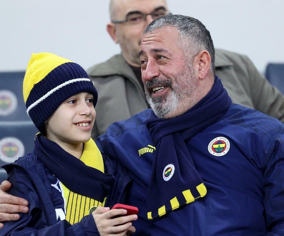 Cem Yılmaz menyaksikan pertandingan Fenerbahçe-Galatasaray dengan putranya