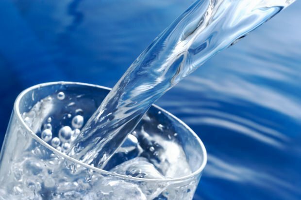 Apakah minum terlalu banyak air akan menurunkan berat badan? Apakah berbahaya minum air di malam hari?