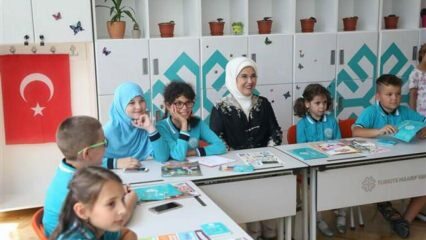 Ibu Negara Erdogan Mengunjungi Sekolah Maarif
