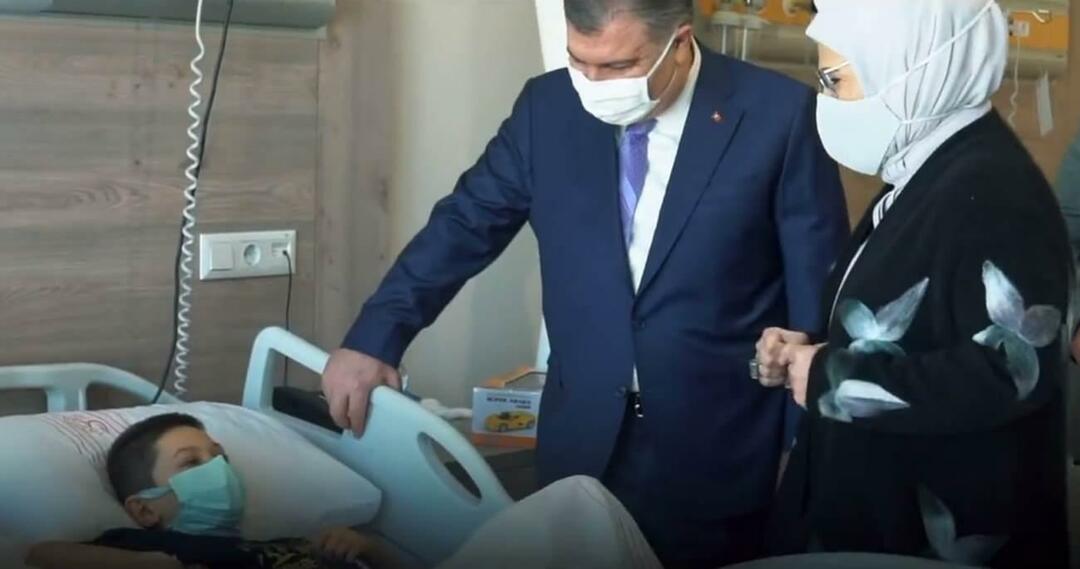 Emine Erdoğan mengunjungi anak-anak penderita kanker bersama Fahrettin Koca