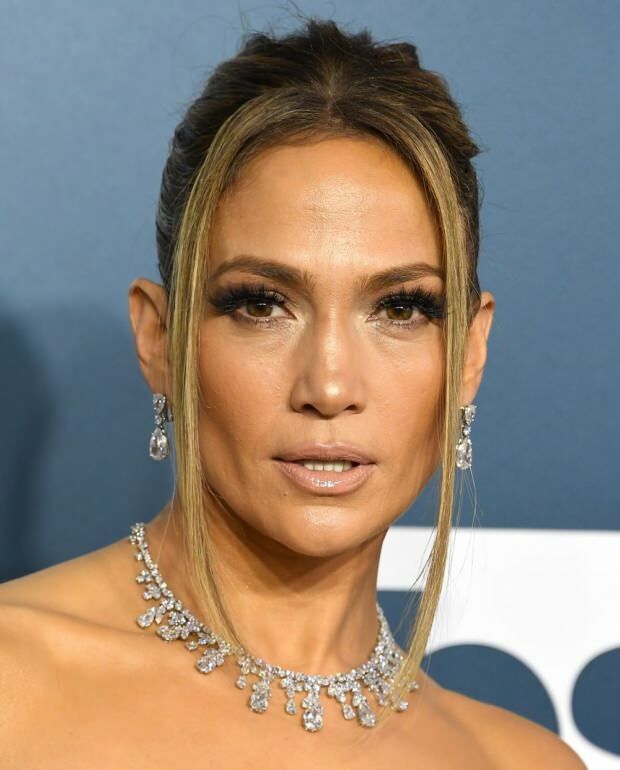 Jennifer Lopez menarik perhatian dengan kalungnya