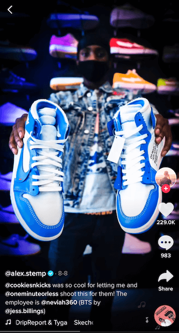 posting tiktop oleh @ alex.stemp menunjukkan produk sepatu tenisnya dengan warna biru dan putih