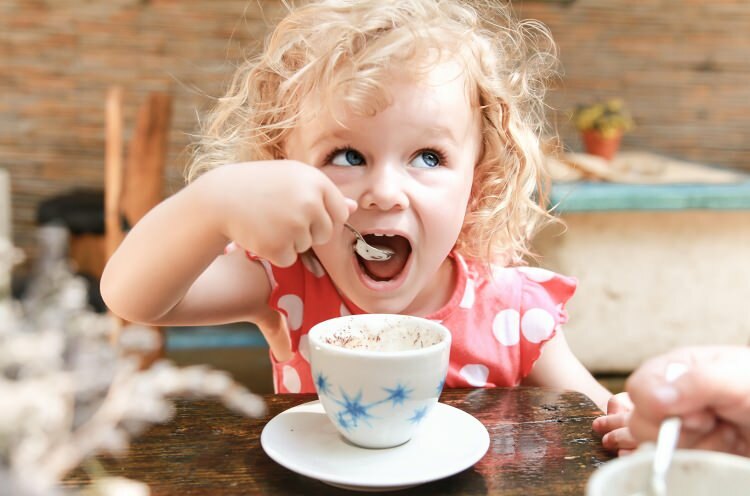 Bisakah anak-anak minum kopi? Apakah itu berbahaya?