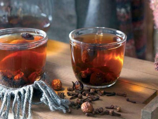 Bagaimana cara menyiapkan rosehip dan teh kayu manis?