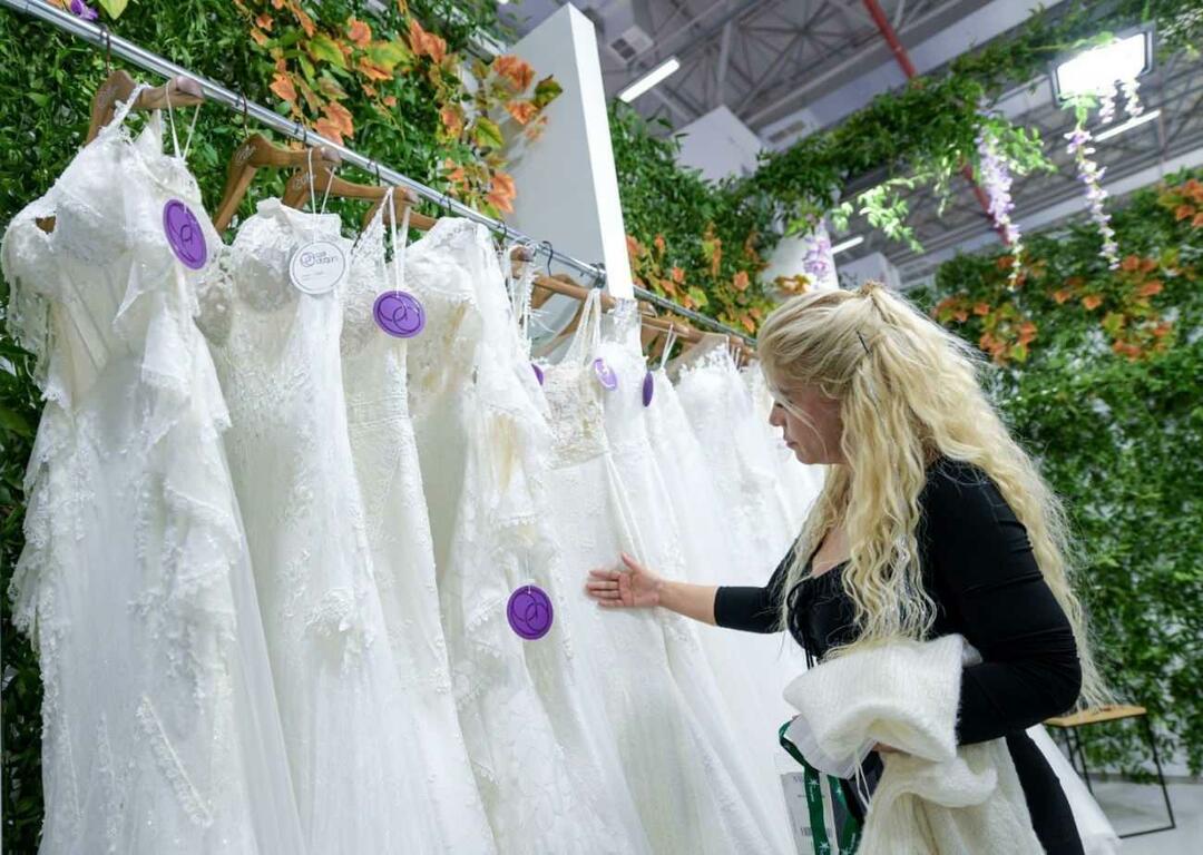 gaun pengiring pengantin 2023