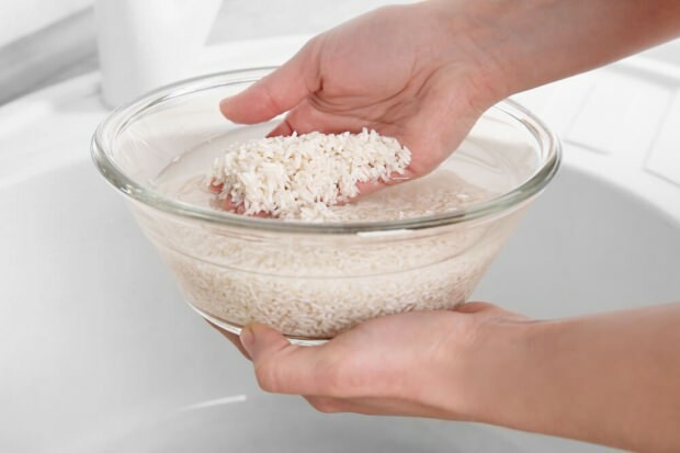 Apa manfaat air beras? Apakah beras melemahkan air?
