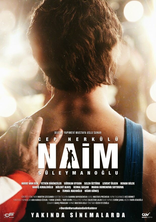 Orang-orang mengatur poster film Naim