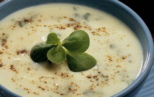 Bagaimana membuat sup krokot dengan yogurt dingin?