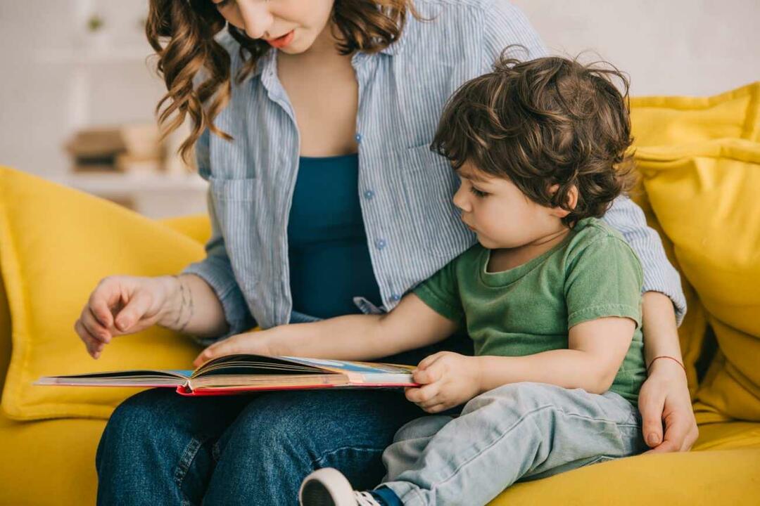 Membaca buku bersama anak-anak