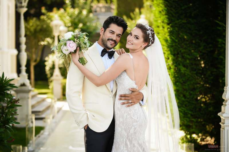 Burak zçivit dan Fahriye Evcen menikah pada tahun 2017
