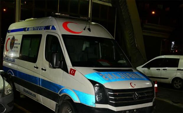 Ambulans menunggu Cem Yilmaz, yang tampil di depan pintu!