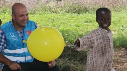 Keheranan anak-anak yang melihat balon untuk pertama kalinya