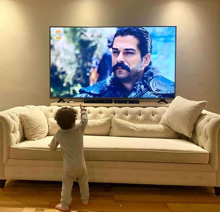 Burak Özçivit membagikan putranya untuk pertama kalinya! Ketika Karan Özçivit melihat ayahnya di TV ...