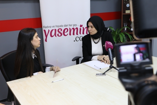 Peneliti - Penulis Nuray Karpuzcu memberikan informasi tentang kesehatan ibu-anak untuk Yasemin.com