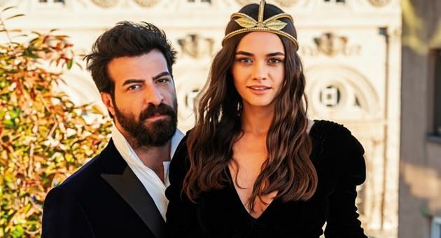 Aktor Hande Soral dan istrinya İsmail Demirci menyerukan 'tinggal di rumah'