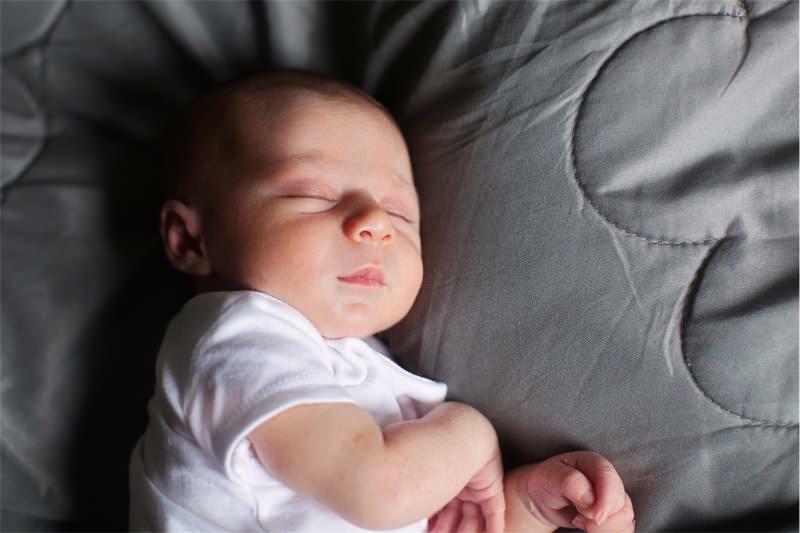 Apakah berbahaya mengguncang bayi yang berdiri? Metode berdiri gemetar tidur