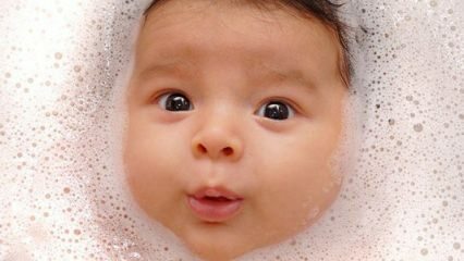Jika bayi Anda menelan air saat mandi ..