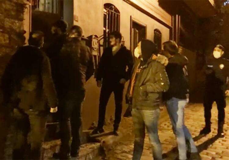 Polisi menggerebek rumah Özge Özpice