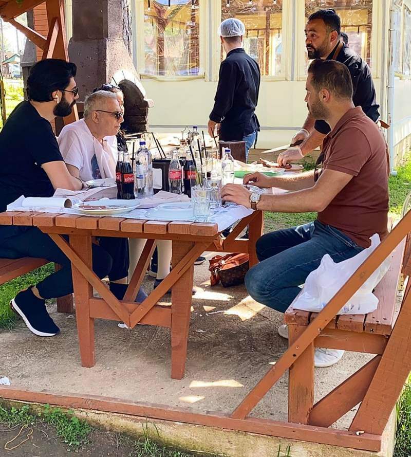 Mehmet Ali Erbil dan Burak Memişoğlu sambil makan 