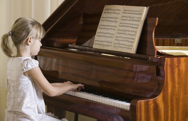 Pada usia berapa anak dapat memainkan alat musik?