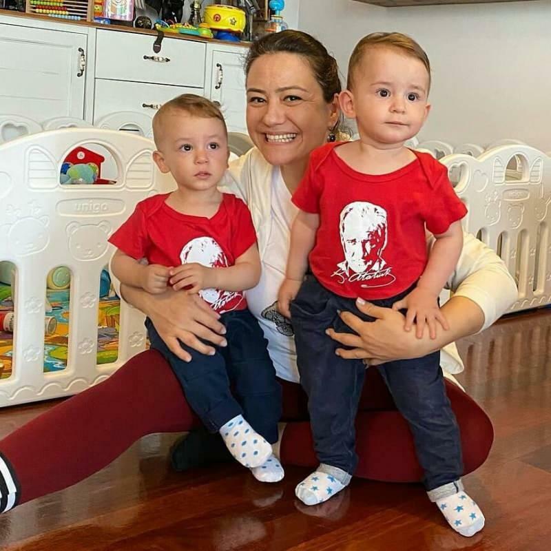 Pose baru presenter Ezgi Sertel dengan anak kembarnya!
