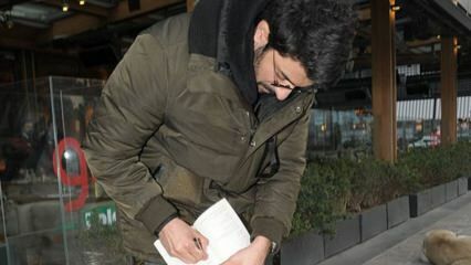 Engin Akyürek menandatangani buku