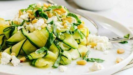 Bagaimana cara membuat salad zucchini dengan kacang? Salad ini membuat Anda kenyang selama enam jam! 