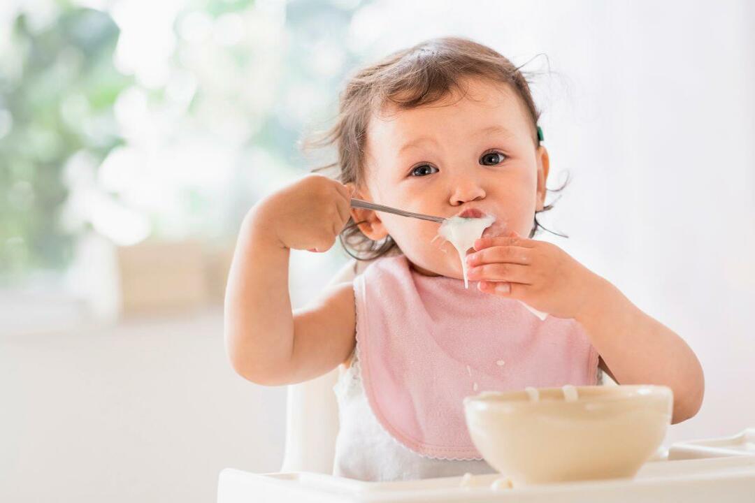 anak laki-laki makan yogurt