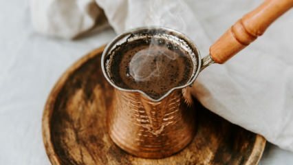 Bagaimana cara membuat kopi Turki dengan soda? Tips termudah dari kopi berbusa