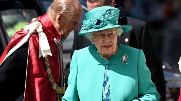 Ratu Inggris 2. Elizabeth sedang mencari staf kebersihan di istananya! Keberuntungan untuk menemukan lalat mati ...