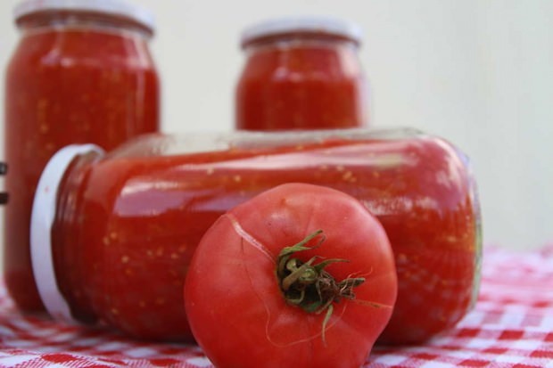 Bagaimana cara membuat tomat kalengan di rumah? Tips untuk mempersiapkan menemen musim dingin