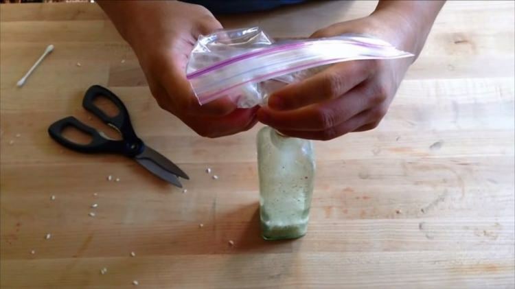 Bagaimana cara membersihkan botol kaca mulut sempit dengan paling mudah? Metode termudah untuk membersihkan botol sempit!
