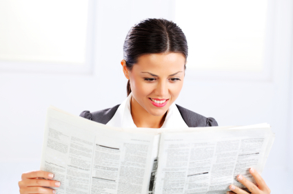 wanita bisnis membaca koran