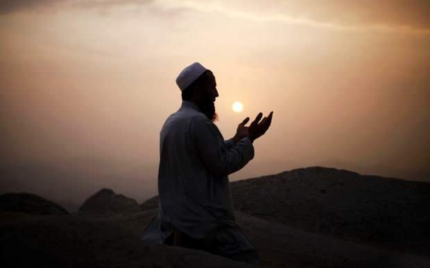 Bagaimana doa sore dilakukan? Keutamaan membaca Surah Amme setelah sholat sore